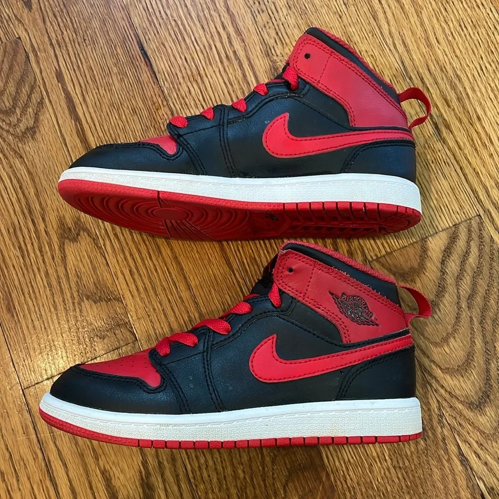 Jordan 1 Retro High Bred Sneakers/Shoes. Size 1Y. Like New Condition.